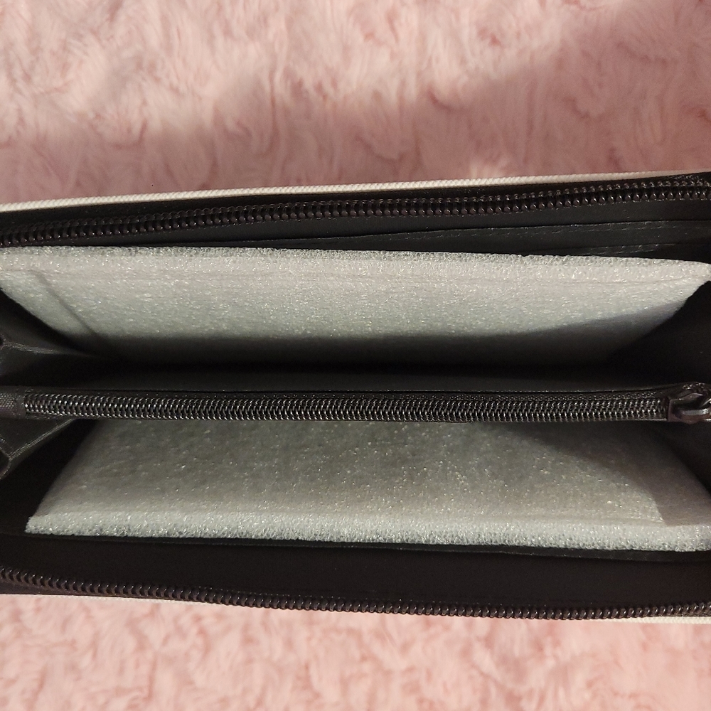 F•R•I•E•N•D•S zip-around wallet - Picture 8 of 16